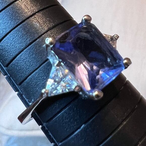 Cocktail ring purplish blue rectangle stone & trillion shaped crystals Sz 9 1/2 - Picture 3 of 11